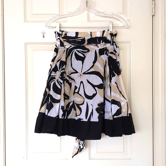 NWOT. The Limited 100% Cotton Color Floral Pattern Skirt w/lining, pockets,belt. - Picture 8 of 8